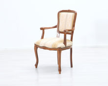 Load image into Gallery viewer, Käsinojallinen tuoli kangasverhoilulla beige
