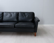 Lataa kuva Galleria-katseluun, 3-istuttava vintage nahkasohva musta
