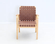 Lataa kuva Galleria-katseluun, Artek 45 tuoli ruskealla satulavyöllä
