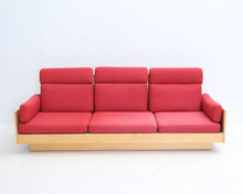 Lataa kuva Galleria-katseluun, Artek Ben af Schultén 556 3-istuttava sohva punainen
