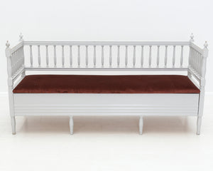 Kustavilainen sohva samettikankaalla valkoinen