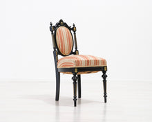 Lataa kuva Galleria-katseluun, Antiikkinen tuoli raidallisella istuimella

