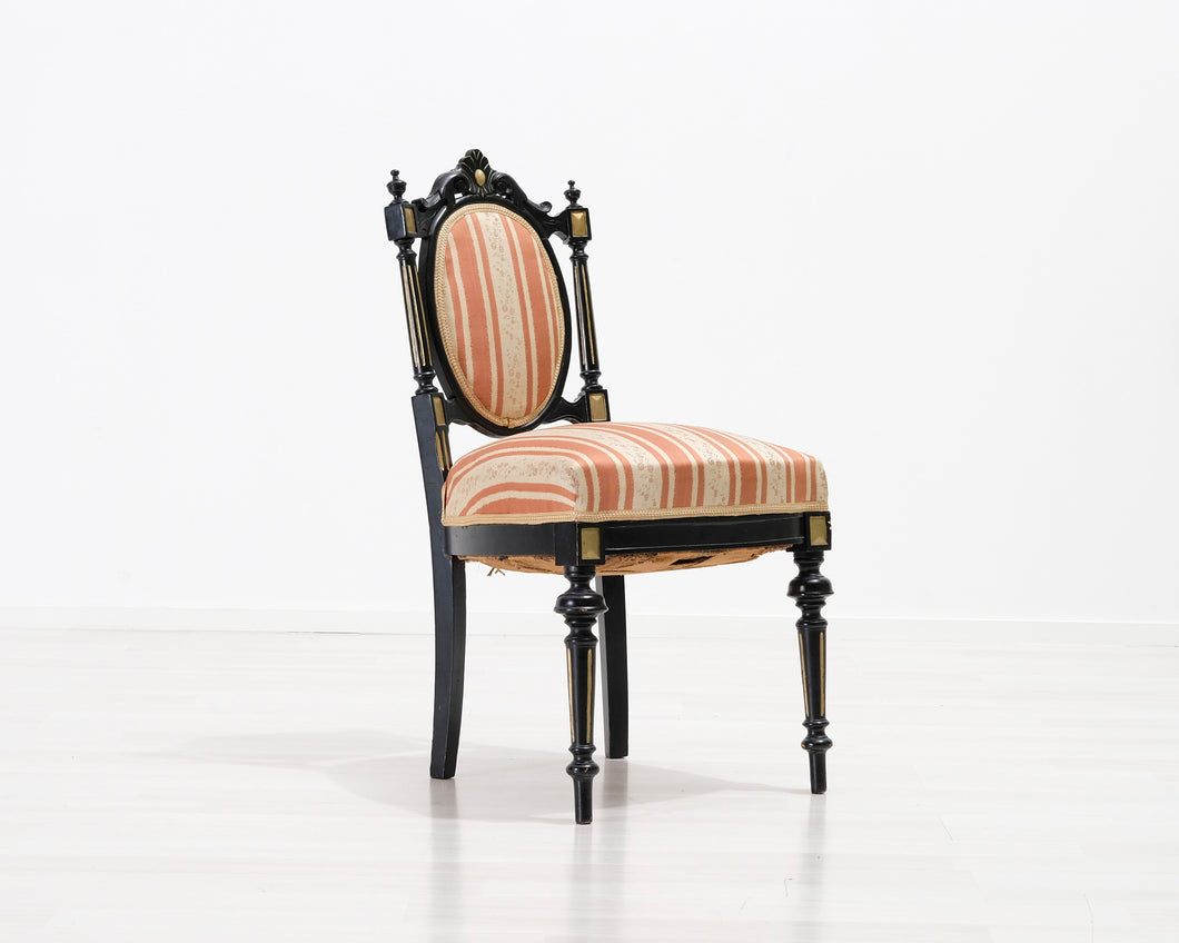 Antiikkinen tuoli raidallisella istuimella