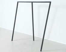 Lataa kuva Galleria-katseluun, Hay Loop Stand naulakko musta
