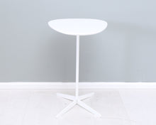 Lataa kuva Galleria-katseluun, Adea D-pöytä valkoinen
