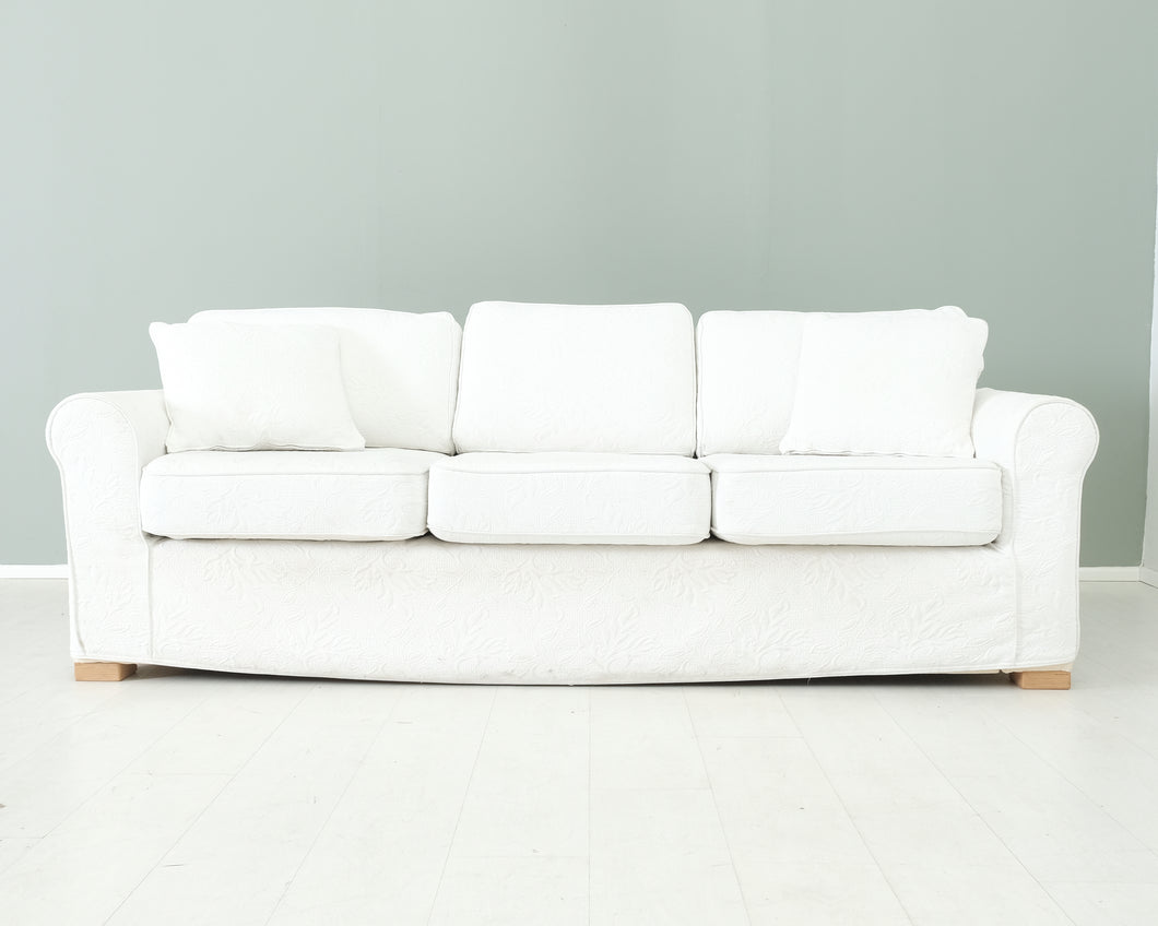 3-istuttava kangassohva valkoisella kuviokankaalla