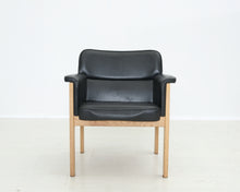 Load image into Gallery viewer, Asko nahkaverhoiltu käsinojatuoli musta

