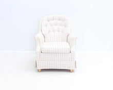 Lataa kuva Galleria-katseluun, Ruutukuviollinen vaalea nojatuoli
