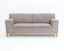 Load image into Gallery viewer, Asko kangassohva puisella reunalla ruskea
