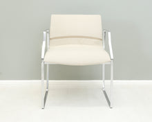 Load image into Gallery viewer, B&amp;B Italia Otto verhoiltu käsinojilla
