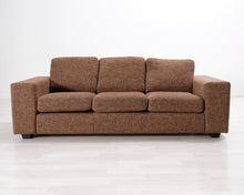 Lataa kuva Galleria-katseluun, 3-istuttava kangassohva ruskea
