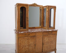 Lataa kuva Galleria-katseluun, Antiikkinen lipasto lasivitriinillä
