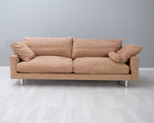 Lataa kuva Galleria-katseluun, 3-istuttava kangassohva vaaleanruskea
