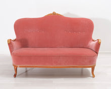 Load image into Gallery viewer, Antiikkinen samettisohva vaaleanpunainen
