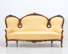 Lataa kuva Galleria-katseluun, Antiikkinen sohva keltaisella verhoilulla
