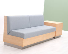 Lataa kuva Galleria-katseluun, 3-istuttava kangassohva ja sivupöytä
