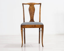 Lataa kuva Galleria-katseluun, Antiikkinen tuoli raidallisella istuimella
