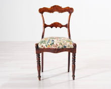 Lataa kuva Galleria-katseluun, Antiikkinen tuoli kangasistuimella
