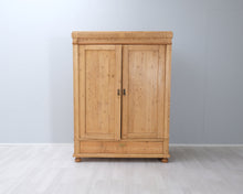 Lataa kuva Galleria-katseluun, Antiikkikaappi puinen
