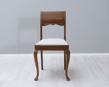 Lataa kuva Galleria-katseluun, Antiikkinen tuoli kangasistuimella
