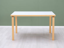 Load image into Gallery viewer, Artek ruokapöytä koivu / valkoinen 120 x 85 cm
