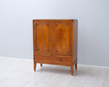 Lataa kuva Galleria-katseluun, Antiikkinen kaappi
