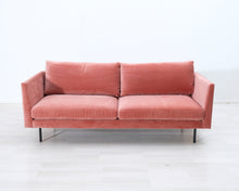 Lataa kuva Galleria-katseluun, 3-istuttava samettisohva koralli

