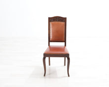 Lataa kuva Galleria-katseluun, Antiikkinen tuoli nahkaverhoilulla
