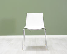 Lataa kuva Galleria-katseluun, Arper Catifa tuoli mustavalkoinen
