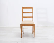 Lataa kuva Galleria-katseluun, Antiikkinen tuoli kangasistuimella
