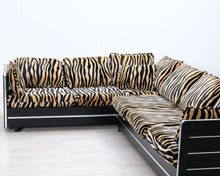 Load image into Gallery viewer, Asko kulmasohva tiikerikuviolla
