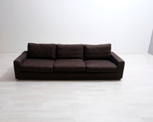 Lataa kuva Galleria-katseluun, 4-istuttava kangassohva tummanruskea
