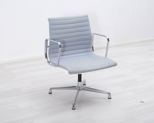 Vitra Aluminium Chair EA 107 tuoli vaaleansininen