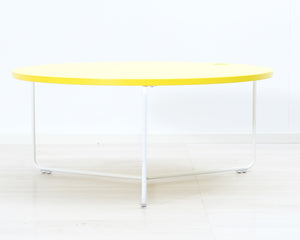 Sohvapöytä keltaisella pöytälevyllä