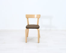 Lataa kuva Galleria-katseluun, Artek 69 tuoli kangasistuimella
