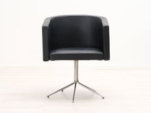 Load image into Gallery viewer, Asko nahkanojatuoli pyörivällä jalalla musta
