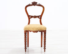 Lataa kuva Galleria-katseluun, Antiikkinen tuoli kangasistuimella
