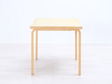 Load image into Gallery viewer, Artek pöytä 70 x 80 cm koivu / vaaleanvihreä
