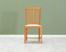 Load image into Gallery viewer, Puinen tuoli vaalealla istuinosalla
