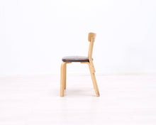 Lataa kuva Galleria-katseluun, Artek 69 tuoli koivu / ruskea tekonahka
