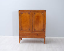 Lataa kuva Galleria-katseluun, Antiikkinen kaappi
