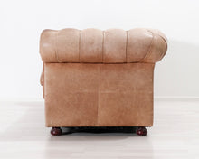 Load image into Gallery viewer, 3-istuttava Chesterfield-tyylinen nahkasohva ruskea
