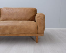 Load image into Gallery viewer, Asko Kendo 3-istuttava nahkasohva ruskea

