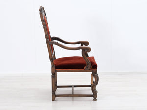 Barokkityylinen tuoli punaisella sametilla