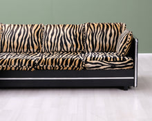 Load image into Gallery viewer, Asko kulmasohva tiikerikuviolla
