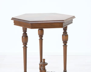 Antiikkinen sivupöytä kuusikulmaisella pöytälevyllä