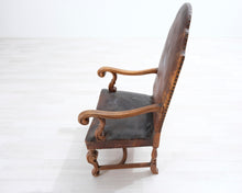 Lataa kuva Galleria-katseluun, Antiikkinen tuoli nahkaverhoilulla

