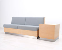 Lataa kuva Galleria-katseluun, 3-istuttava kangassohva ja sivupöytä
