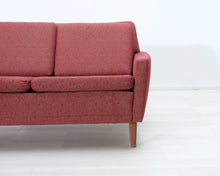 Lataa kuva Galleria-katseluun, 3-istuttava kangassohva punainen 1970-luku

