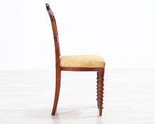 Lataa kuva Galleria-katseluun, Antiikkinen tuoli kangasistuimella
